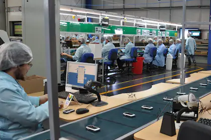 linea-de-produccion-de-telefonos-celulares-en-E5BUCGHHTVFQTD4RFCIKJDUO74