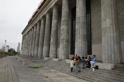 una-clase-publica-en-las-escalinatas-de-la-SWXJNJH44NDALEI7SULMSTXZBA