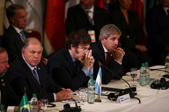 AJMQOZ6VS3G2LIXHLDWB444NKU