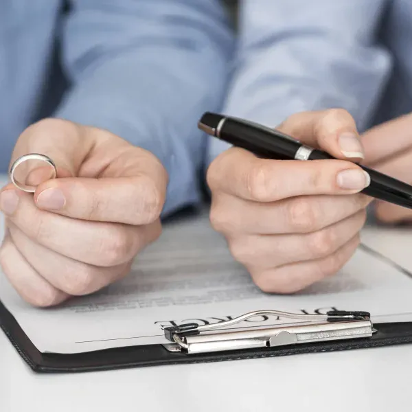 closeuppareja-firma-contrato-divorcio4935_sq