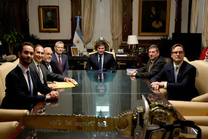 el-presidente-milei-hoy-junto-a-los-ROMXPA24DFBX3NEYNH34KYZYNM