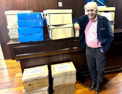 el-apoderado-daniel-llermanos-con-las-cajas-de-RBEOI6EHVVD25GED7CHIBZRYTM.jfif