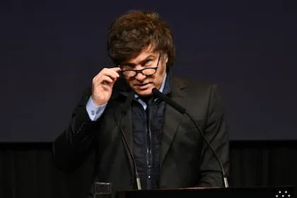 javier-milei-durante-un-discurso-en-la-bolsa-de-LXZNN4V6YBC2VDF6JBYOPGXDPY