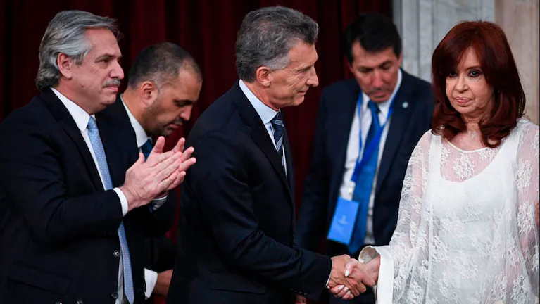 el-tenso-saludo-entre-mauricio-macri-y-cristina-kirchner-en-el-recambio-de-gobierno-en-el-2019-foto-afp-alejandro-pagni-archivo-AHG363TWV5AMHCNVL6NPK2SXOM