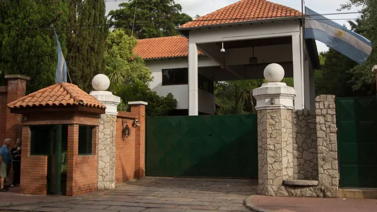 hombre-fue-detenido-tras-arrojar-una-bomba-molotov-contra-quinta-presidencial-olivos_39220