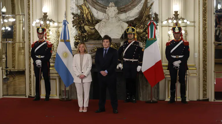 la-titular-del-consejo-de-ministros-de-italia-giorgia-meloni-junto-al-presidente-javier-milei-en-casa-rosada-foto-na-daniel-vides-F5IFL6UEZBBXBFZ6XFX43KJPJQ