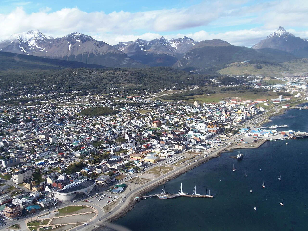 Sobrevolando_Ushuaia_en_Helicoptero_-_Helicopter_flying_over_Ushuaia_._-_panoramio
