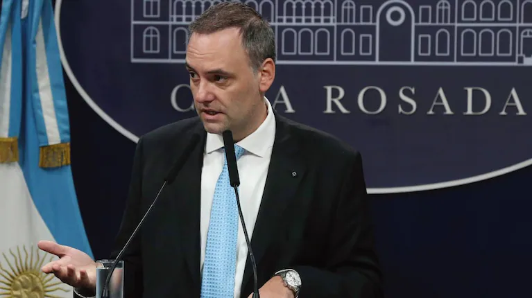 el-proyecto-que-trabaja-el-gobierno-forma-parte-de-las-medidas-migratorias-que-anuncio-en-diciembre-el-vocero-presidencial-manuel-adorni-foto-na-2EXMIMS7WJENRBJ3FESR2VVFJM
