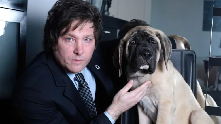 javier-milei-con-uno-de-sus-perros-foto-gentileza-caras-R25UB2QFAJEI5BAT2OEIZQCC3M